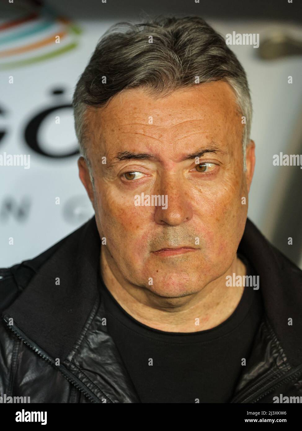 ISTANBOEL, TÜRKEI - 10. APRIL: Cheftrainer Domenec Torrent Font von Galatasaray SK vor dem türkischen Süper Lig-Spiel zwischen Fenerbahçe SK und Galatasaray SK am 10. April 2022 in Şükrü Saracoğlustadio in Istanbalboel, Türkei (Foto von /Orange Picts) Stockfoto