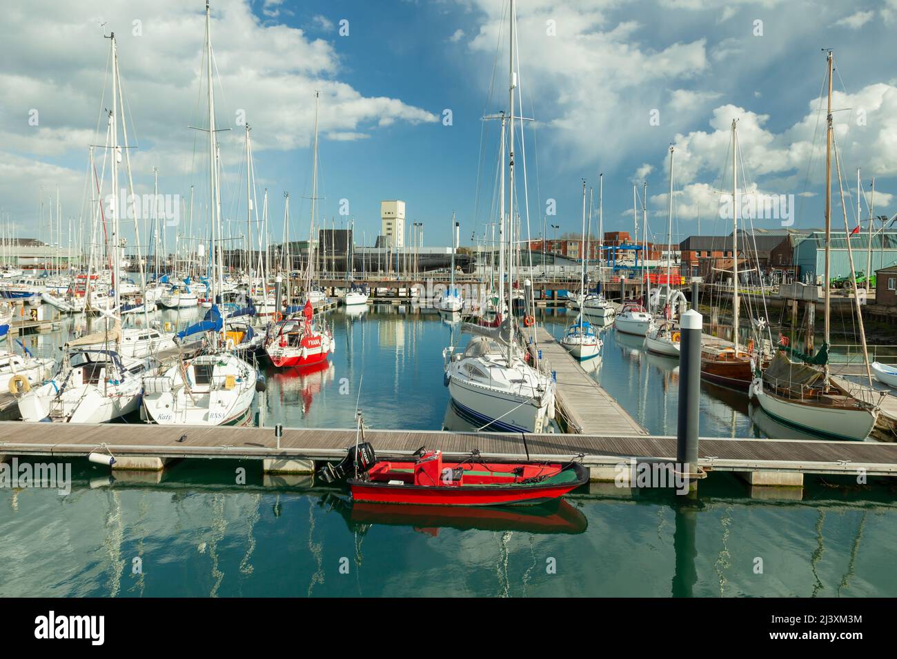 Aprilnachmittag in Haslar Marina, Gosport, Hampshire, England. Stockfoto