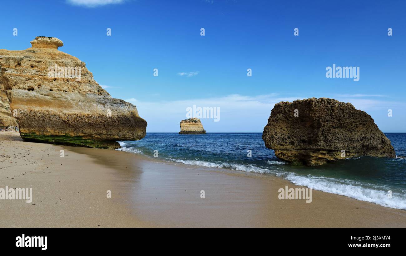 Felsen und Felsen am Strand Praia da Marinha. Lagoa-Portugal-199 Stockfoto