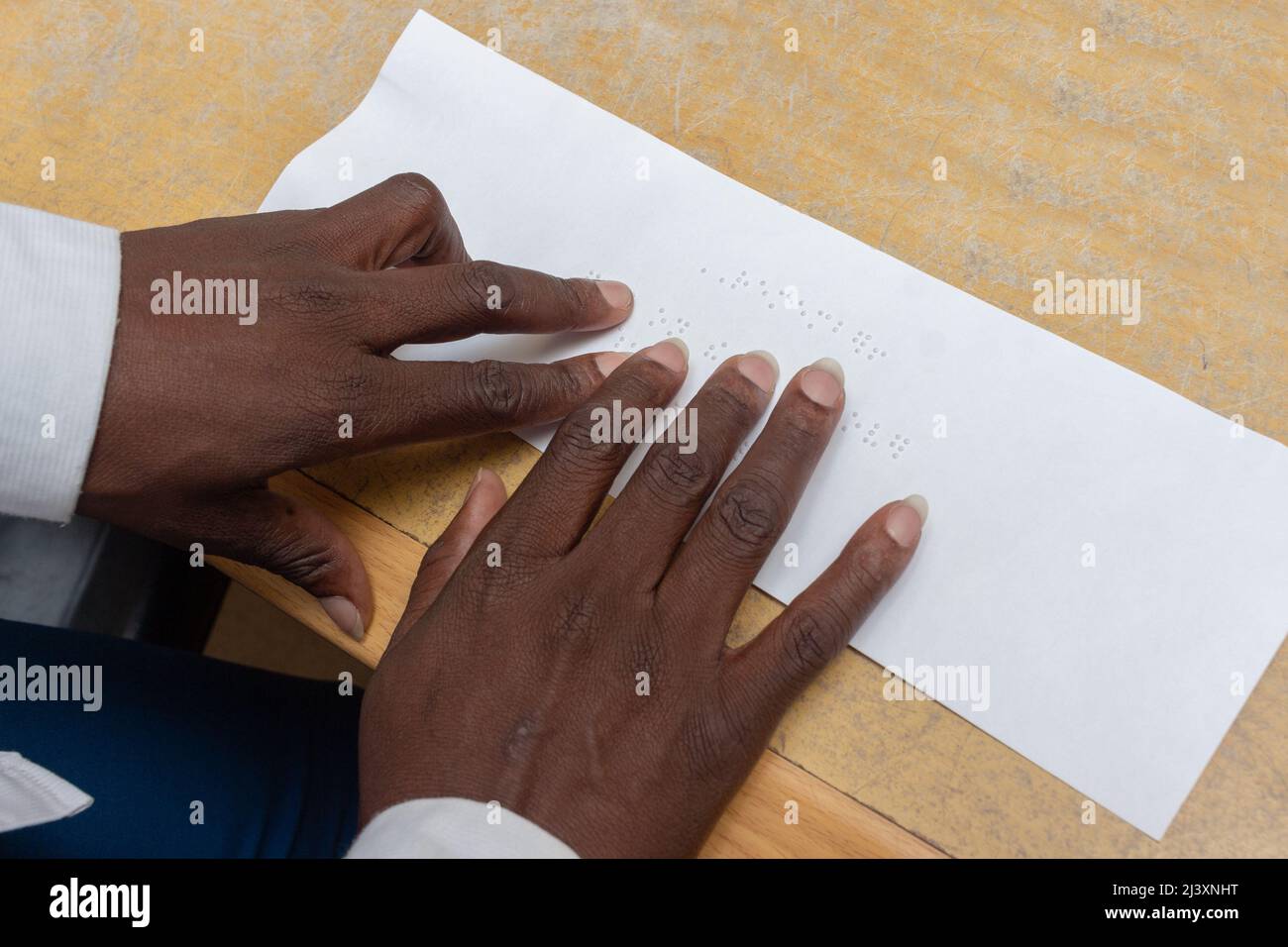 Nahaufnahme eines schwarzen Blinden, der die Brailleschrift liest Poster Print Stockfoto