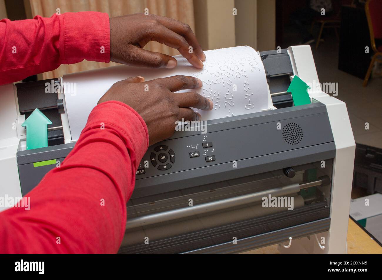 Nahaufnahme einer blinden Person, die Brailleschrift liest Poster Drucken Sie direkt aus einer Brailleschrift Stockfoto