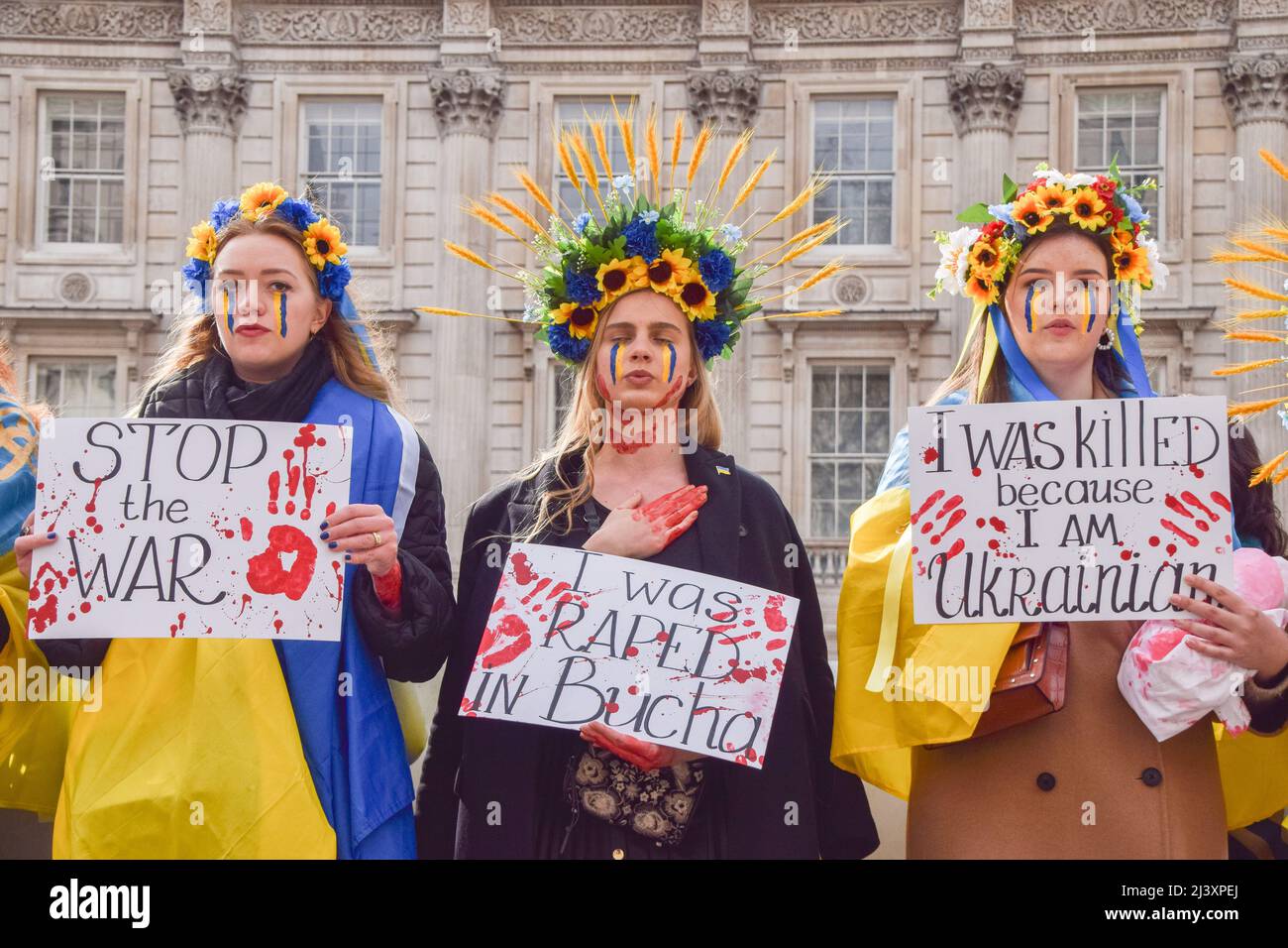 London, Großbritannien. 10.. April 2022. Demonstranten versammelten sich vor der Downing Street in Solidarität mit der Ukraine, als Berichte über Massaker in Bucha und anderen Städten in der Ukraine und über Gräueltaten, die angeblich von russischen Truppen begangen wurden, auftauchten. Kredit: Vuk Valcic/Alamy Live Nachrichten Stockfoto