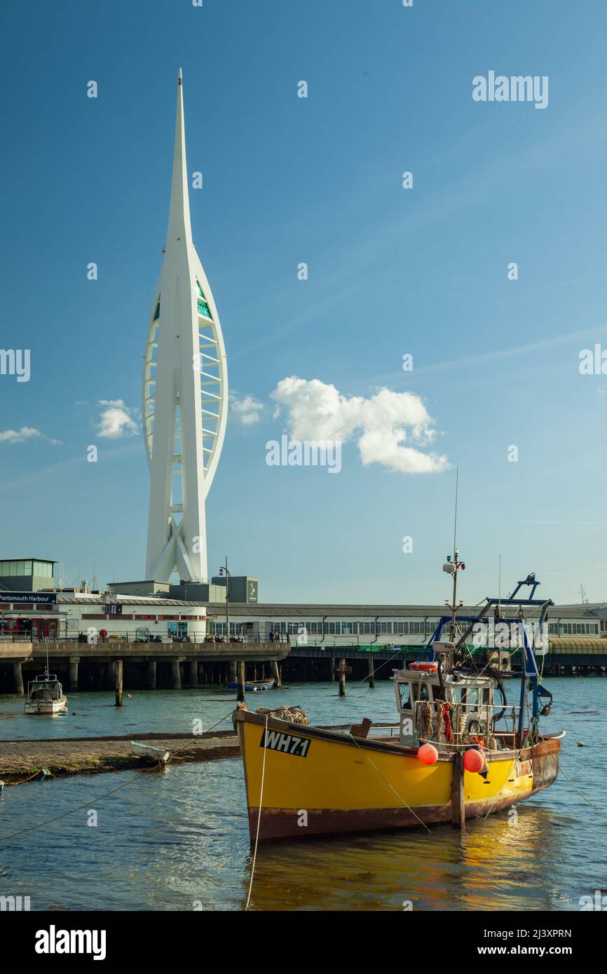 Frühlingsnachmittag in Portsmouth Harbour, Hampshire, England. Spinnaker Tower in der Ferne. Stockfoto