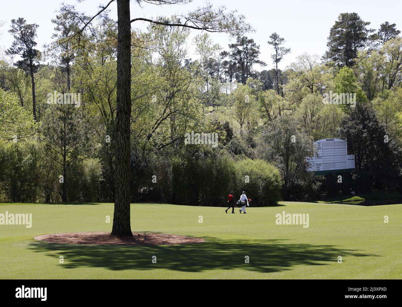 Augusta, Usa. 10. April 2022. Tiger Woods und Caddie Joe Lacava gehen am Sonntag, den 10. April 2022, zum 11. Green in der Finalrunde des Masters-Golfturniers im Augusta National Golf Club in Augusta, Georgia. Foto von John Angelillo/UPI Credit: UPI/Alamy Live News Stockfoto