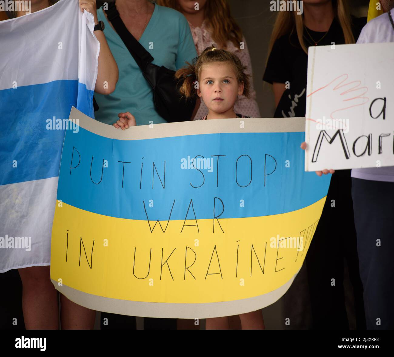 Limassol, Zypern - 10. April 2022: Ukrainisches Mädchen hält bei der Kundgebung zur Unterstützung von Mariupol gegen die russische Invasion in der Ukraine ein Antikriegszeichen Stockfoto