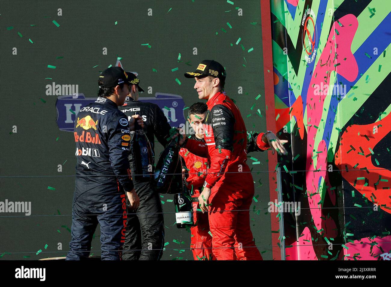 Melbourne, Australien. 10. April 2022. 10. April 2022, Albert Park, Melbourne, FORMEL 1 ROLEX AUSTRALIAN GRAND PRIX 2022, im Bild Podium: Sieger Charles Leclerc (MCO), Scuderia Ferrari, 2. Platz für Sergio Perez (MEX), Oracle Red Bull Racing, 3. Platz für George Russel (GBR), Mercedes-AMG Petronas Formula One Team Credit: dpa/Alamy Live News Stockfoto