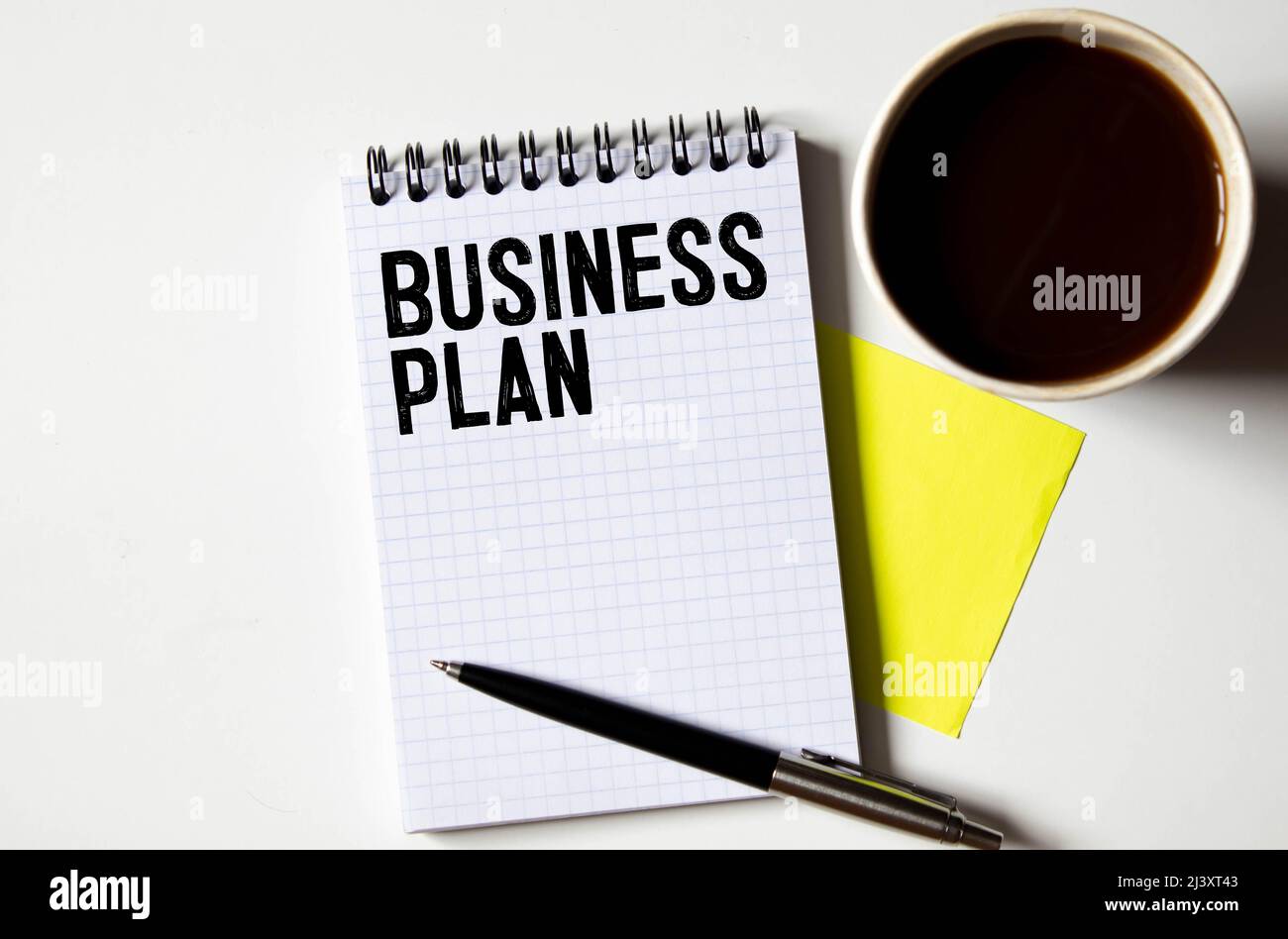 Eine Tasse Kaffee und Business Plan Idea Sketch mit Pen. Stockfoto