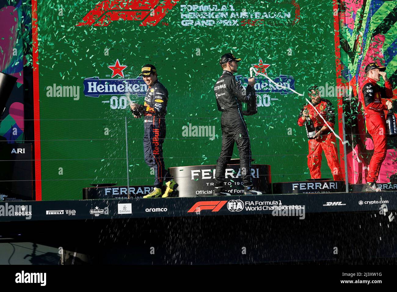Melbourne, Australien. 10. April 2022. 10. April 2022, Albert Park, Melbourne, FORMEL 1 ROLEX AUSTRALIAN GRAND PRIX 2022, im Bild Podium: Sieger Charles Leclerc (MCO), Scuderia Ferrari, 2. Platz für Sergio Perez (MEX), Oracle Red Bull Racing, 3. Platz für George Russel (GBR), Mercedes-AMG Petronas Formula One Team Credit: dpa/Alamy Live News Stockfoto