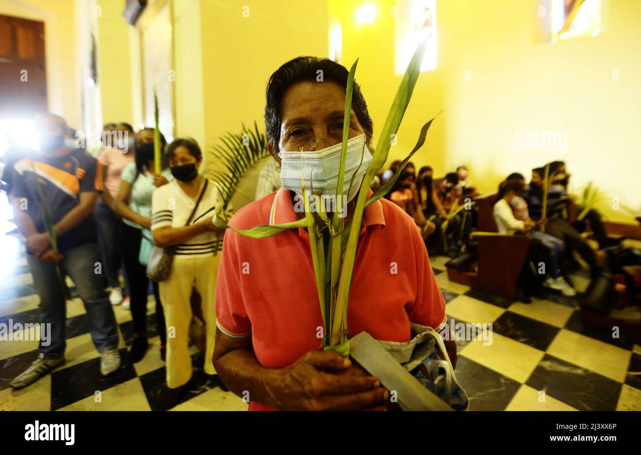 Valencia, Carabobo, Venezuela. 10. April 2022. April 10, 2022. Misa del domingo de ramos en la iglesia catedral de la ciudad de Valencia, estado Carabobo. Foto: Juan Carlos Hernandez, 10. April 2022. Palmsonntagsmesse an der Kathedrale in der Stadt Valencia, Bundesstaat Carabobo. Foto: Juan Carlos Hernandez.10. April 2022. Palmsonntagsgottesdienst in der Kathedralkirche in der Stadt Valencia im Bundesstaat Carabobo. Foto: Juan Carlos Hernandez (Foto: © Juan Carlos Hernandez/ZUMA Press Wire) Stockfoto