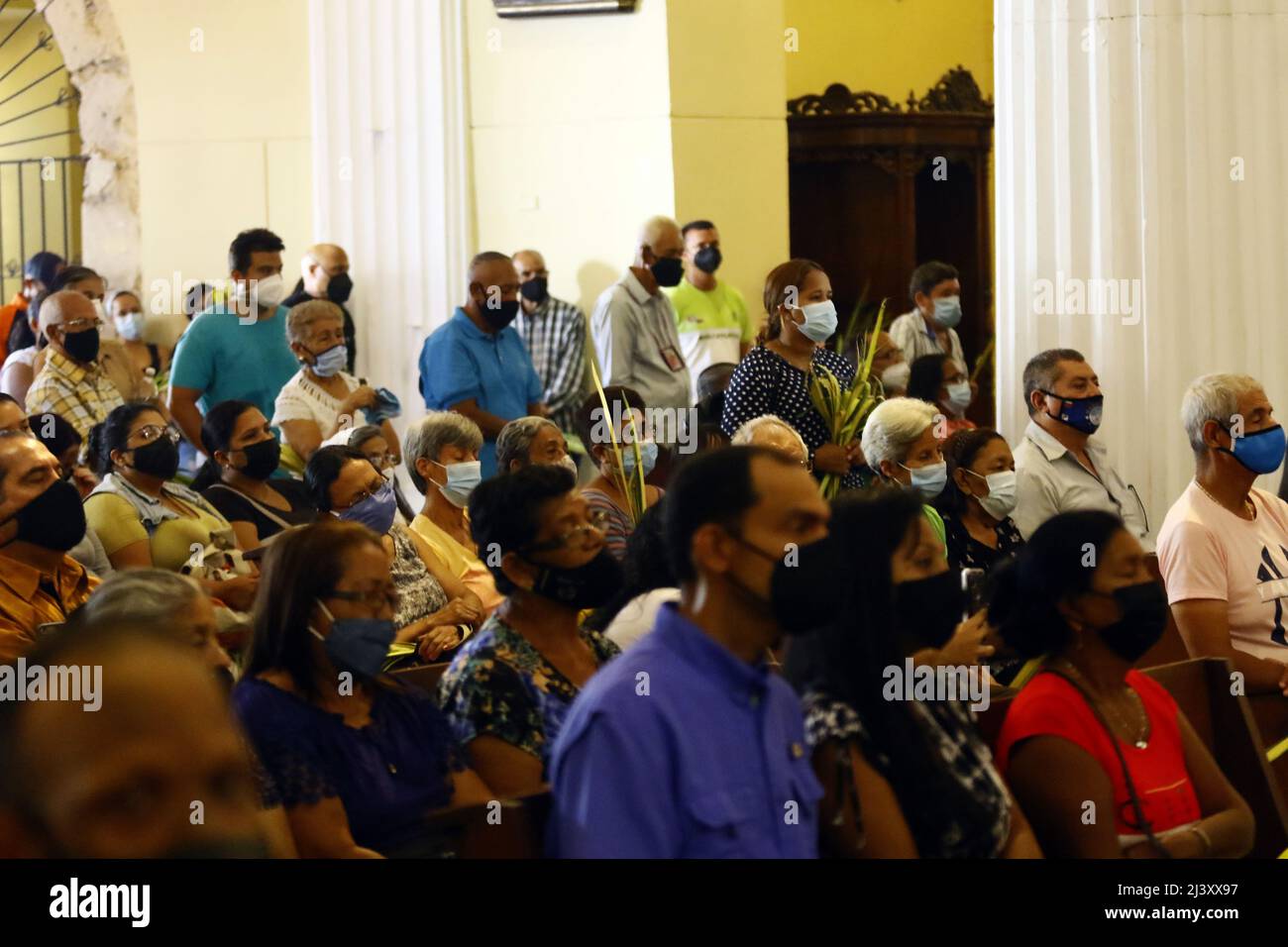 Valencia, Carabobo, Venezuela. 10. April 2022. April 10, 2022. Misa del domingo de ramos en la iglesia catedral de la ciudad de Valencia, estado Carabobo. Foto: Juan Carlos Hernandez, 10. April 2022. Palmsonntagsmesse an der Kathedrale in der Stadt Valencia, Bundesstaat Carabobo. Foto: Juan Carlos Hernandez.10. April 2022. Palmsonntagsgottesdienst in der Kathedralkirche in der Stadt Valencia im Bundesstaat Carabobo. Foto: Juan Carlos Hernandez (Foto: © Juan Carlos Hernandez/ZUMA Press Wire) Stockfoto