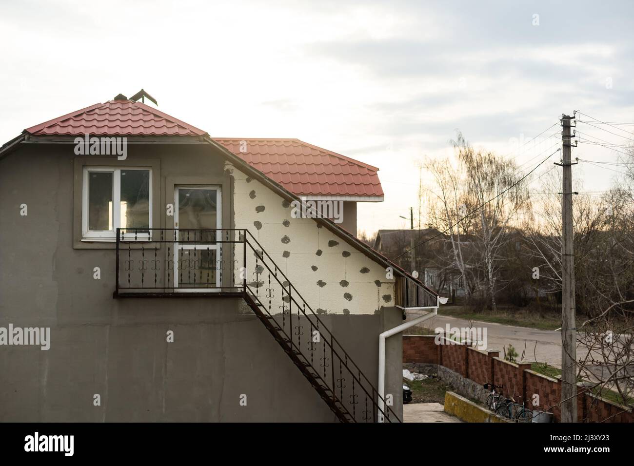 Das Haus wird durch Injektion von Mikroperlen isoliert. Stockfoto