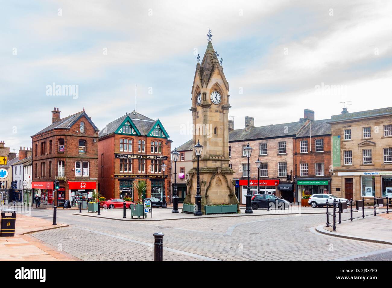 Der Uhrenturm oder das Musgrave Monument am Marktplatz im Zentrum von Penrith, Cumbria, Großbritannien Stockfoto