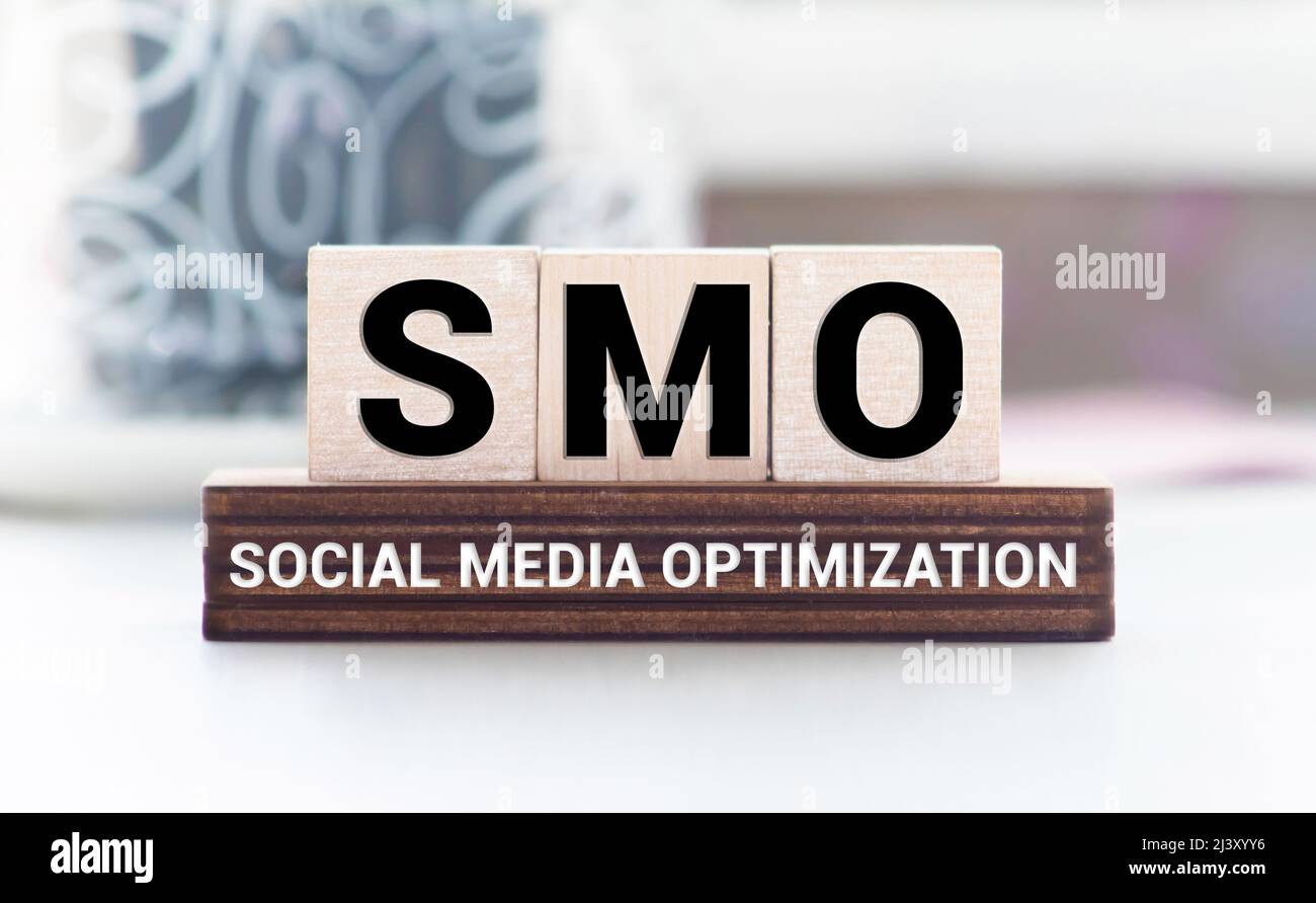 Würfel, Würfel oder Blöcke mit der Abkürzung Smo Social Media Optimization und smm Social Media Marketing auf Holzhintergrund. Stockfoto