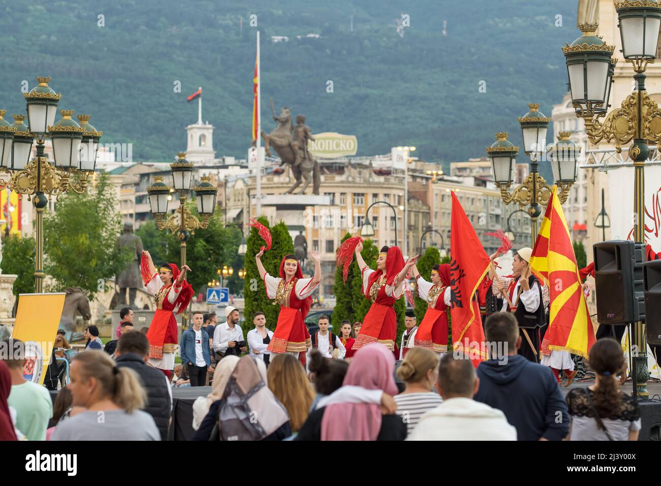 Albanische traditionelle Tänzer treten beim Musik- und Tanzfestival in Skopje auf Stockfoto