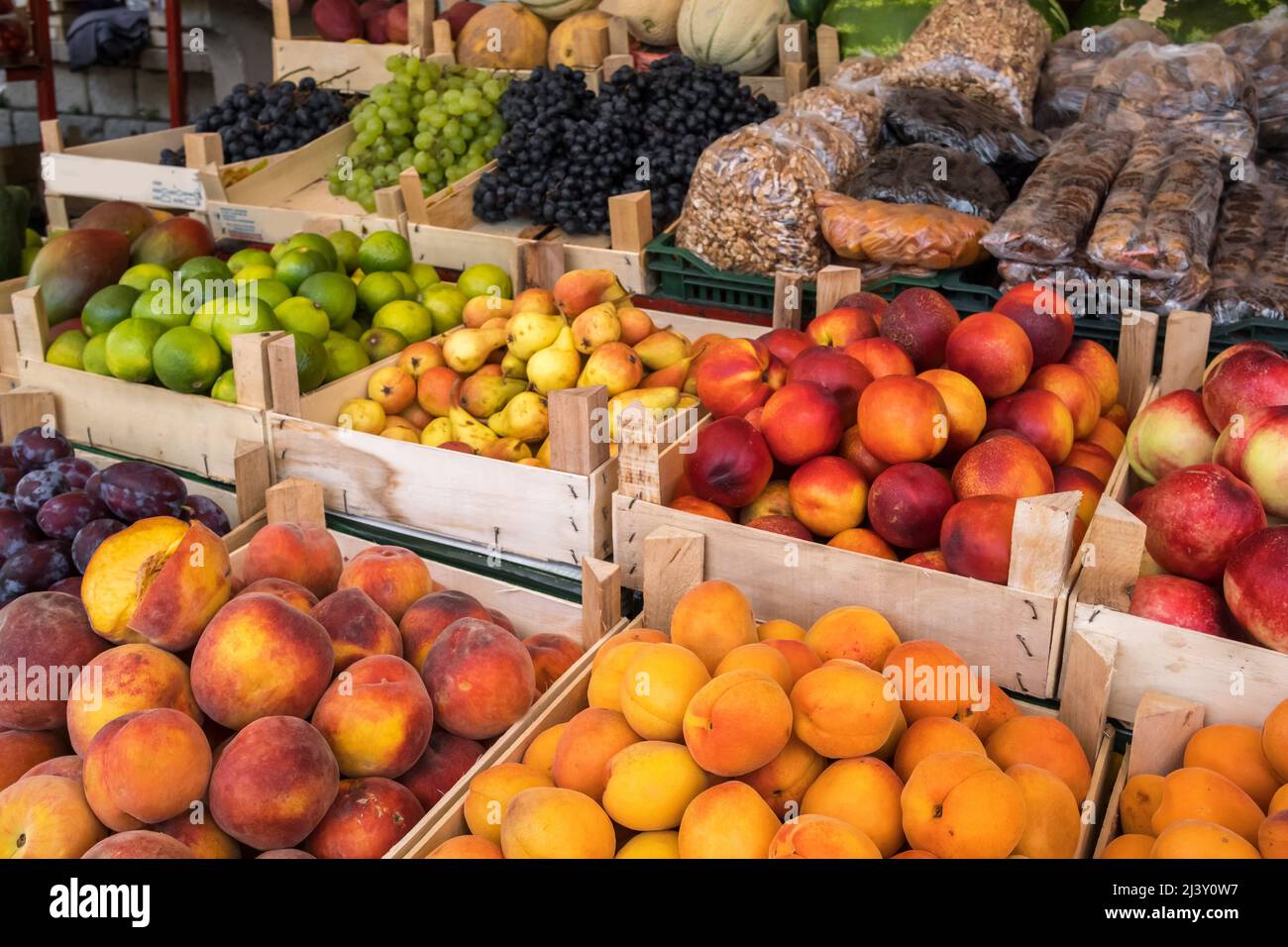 Marktstand mit frischem Obst und Gemüse Stockfoto