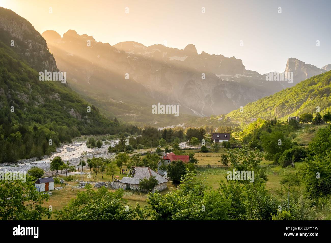 Landschaft des Dorfes Theth in den Prokletije Bergen bei Sonnenuntergang, Albanien. Stockfoto