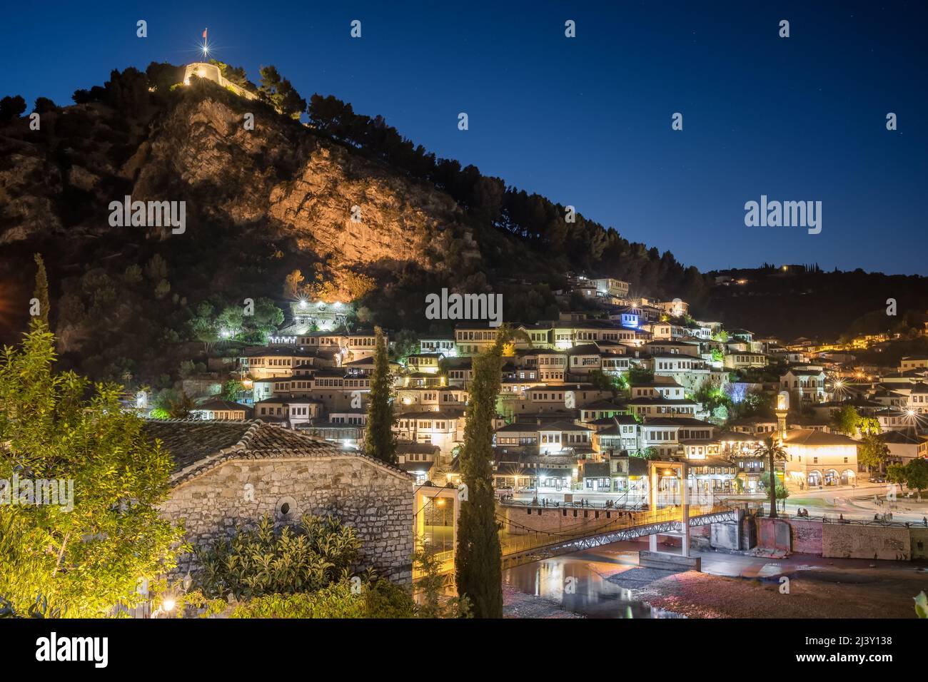 Schloss und historische Gebäude der Altstadt von Berat bei Nacht in Albanien. Stockfoto