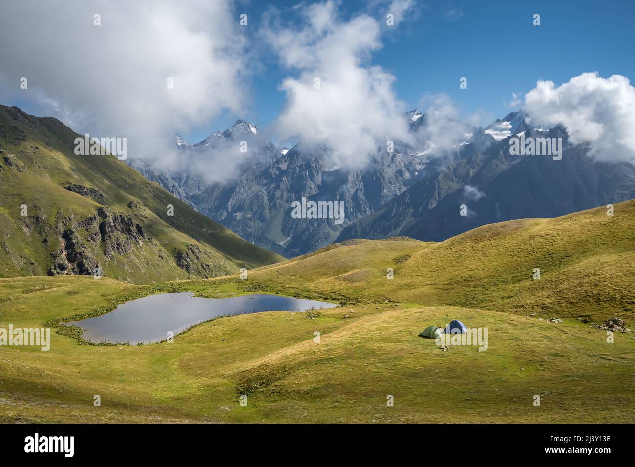 Landschaft der Koruldi-Seen und des Kaukasus in Georgien Stockfoto