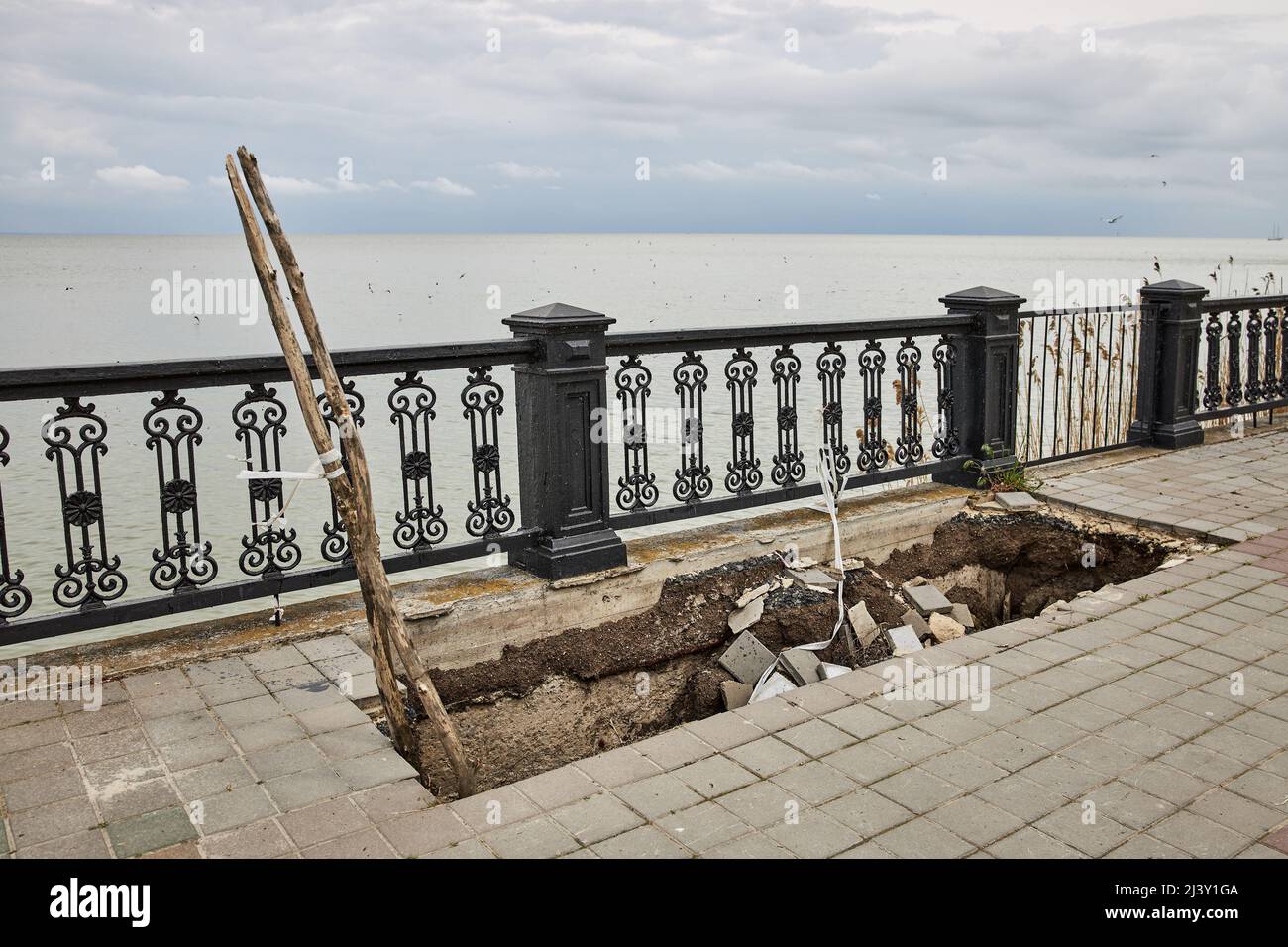 Große tiefe Grube am Ufer der Stadt Taganrog, Asowsche Küste. Horizontale Ansicht Stockfoto