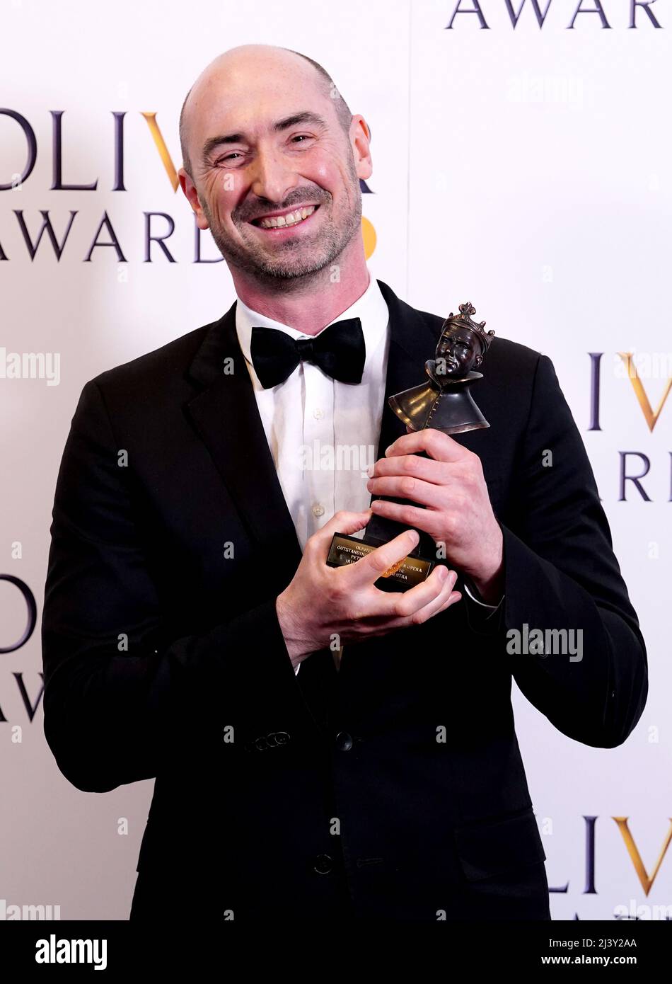 Peter Whelan im Pressesaal, nachdem er den „Outstanding Achievement in Opera Award“ mit dem Irish Baroque Orchestra for Bajazet bei den Laurence Olivier Awards in der Royal Albert Hall, London, gewonnen hatte. Bilddatum: Sonntag, 10. April 2022. Stockfoto