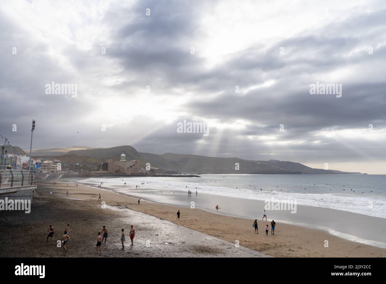 Las Palmas, Spanien - 30. März 2021: Menschen üben an einem Tag mit Sturmbedrohen am Strand Freizeitaktivitäten Stockfoto