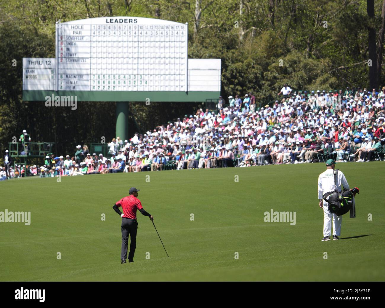 Augusta, Usa. 10. April 2022. Tiger Woods und Caddie Joe Lacava gehen am Sonntag, den 10. April 2022, zum 13. Green in der Finalrunde des Masters-Golfturniers im Augusta National Golf Club in Augusta, Georgia. Foto von Bob Strong/UPI Credit: UPI/Alamy Live News Stockfoto