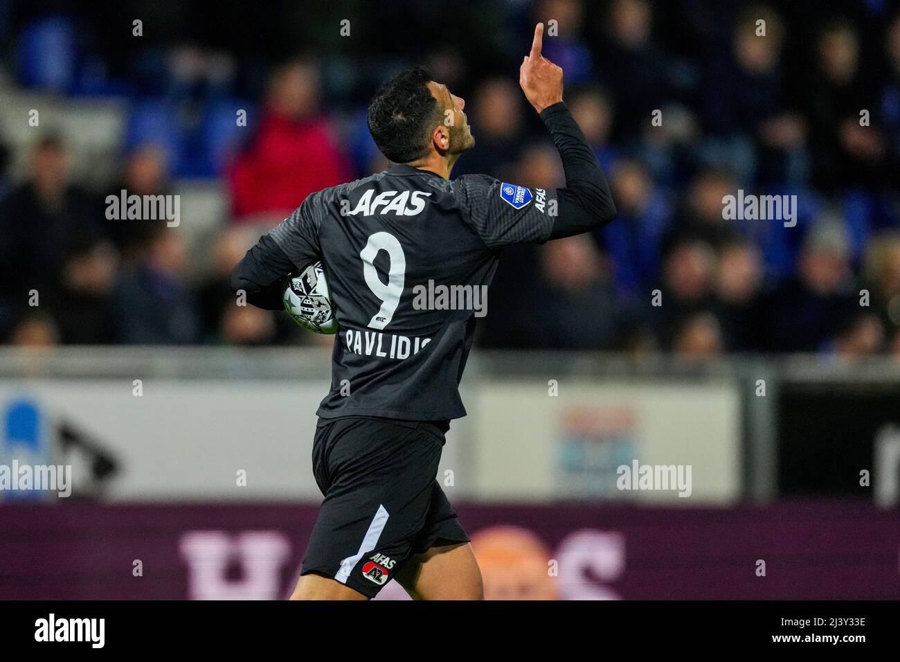ZWOLLE - Vangelis Pavlidis von AZ Alkmaar feiert den 1-1 während des niederländischen Eredivisie-Spiels zwischen PEC Zwolle und AZ am 10. April 2022 im Stadion MAC3Park in Zwolle, Niederlande. ANP ED DER POL Stockfoto
