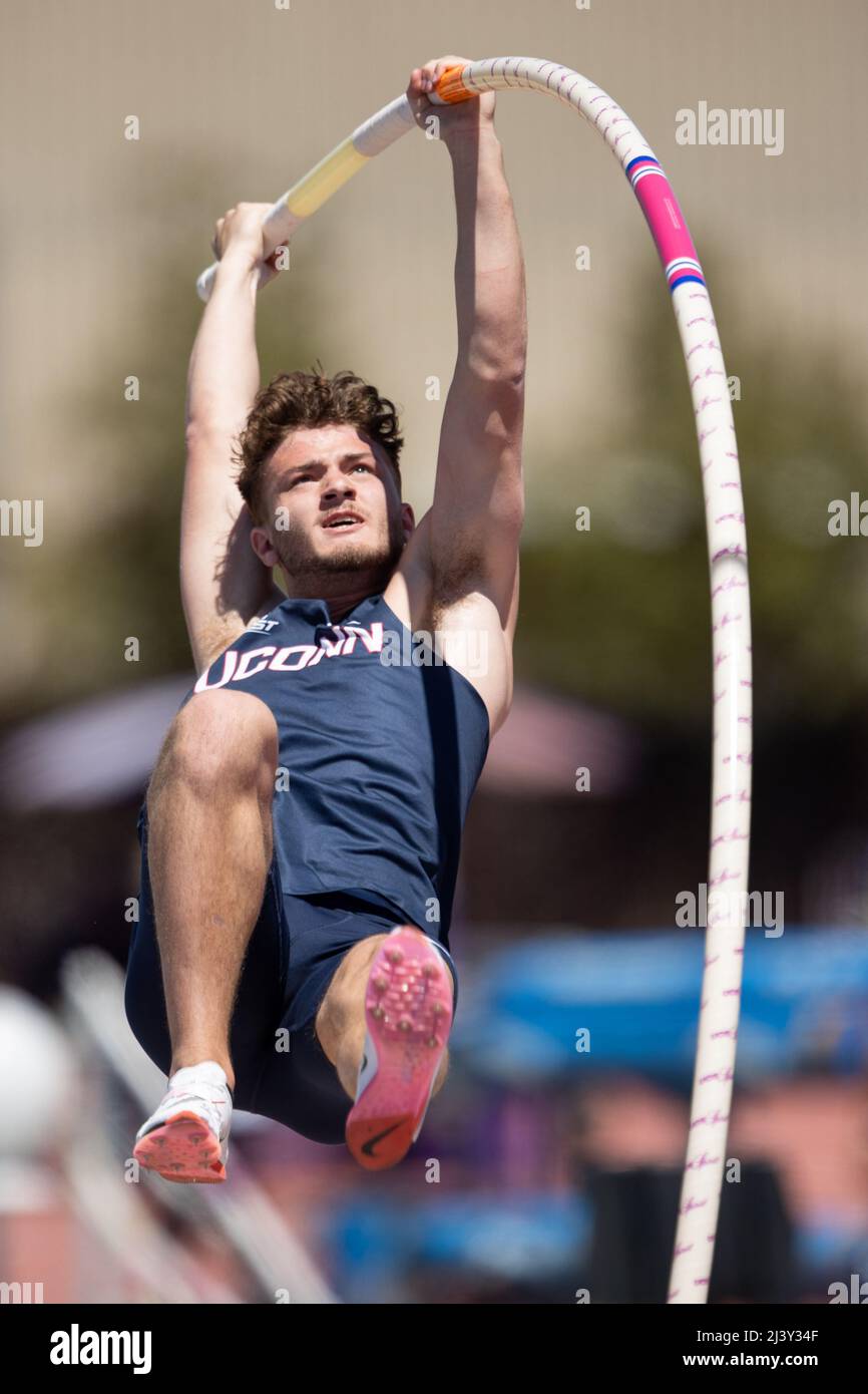 Travis Snyder von UConn-Stabgewölben (16’ 9“ / 5,11m), Samstag, 9. April 2022, in Baton Rouge, Louisiana. (Kirk Meche/Image of Sport) Stockfoto