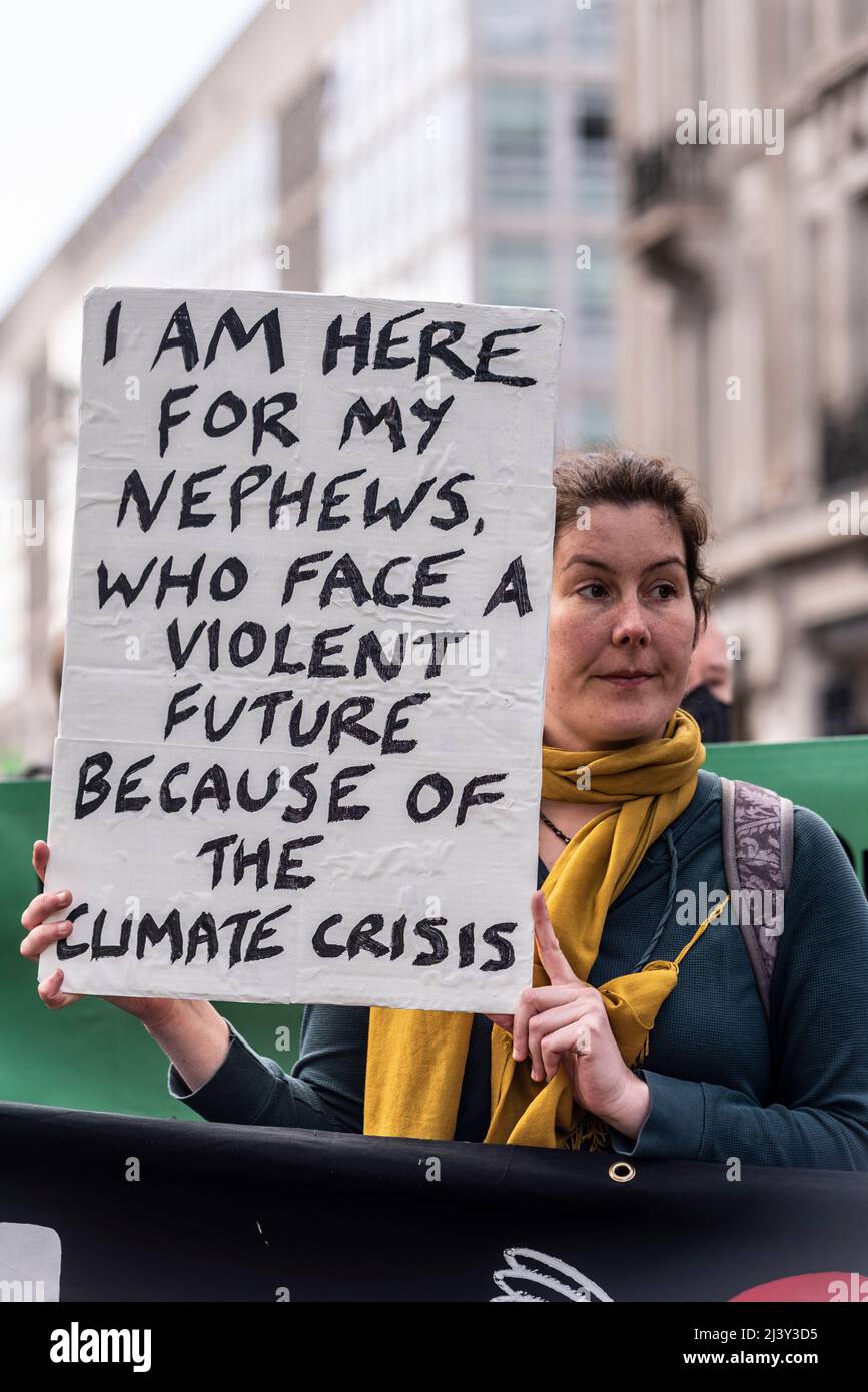 Extinction Rebellion Protestierende startenden in London ab dem 9. April 2022 eine Phase ziviler Störungen. Weibchen mit Plakat. Klimakrisen für junge Menschen Stockfoto