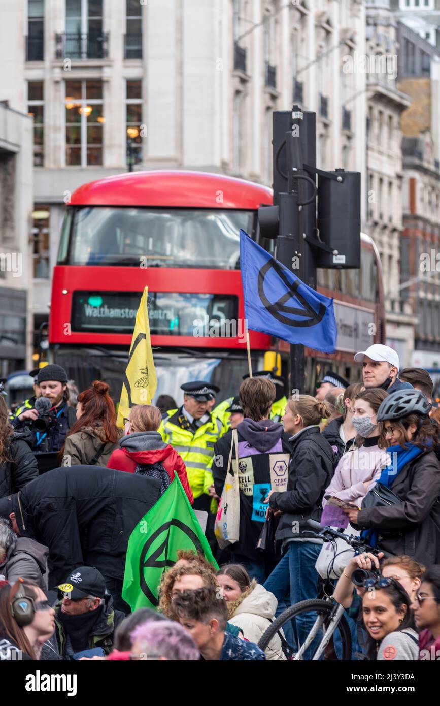 Extinction Rebellion Protestierende startenden in London ab dem 9. April 2022 eine Phase ziviler Störungen. Der Oxford Circus wurde blockiert, der Bus blieb stecken Stockfoto