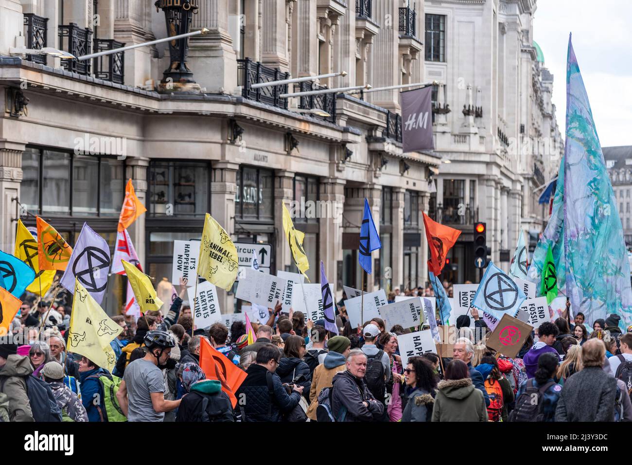 Extinction Rebellion Protestierende startenden in London ab dem 9. April 2022 eine Phase ziviler Störungen. Auf Der Regent Street Stockfoto