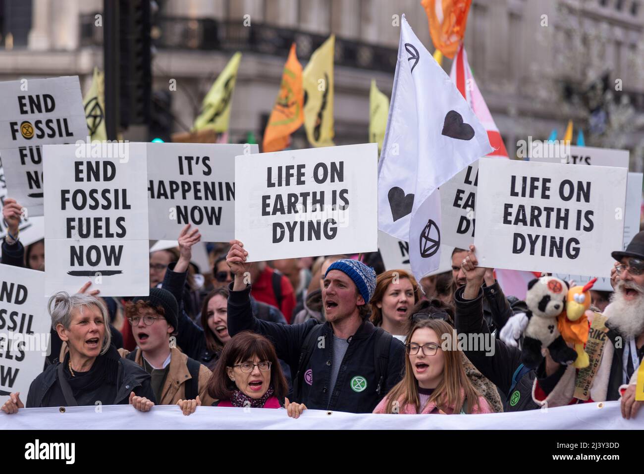 Extinction Rebellion Protestierende startenden in London ab dem 9. April 2022 eine Phase ziviler Störungen. protestmarsch mit Plakaten. Fossile Brennstoffe Stockfoto