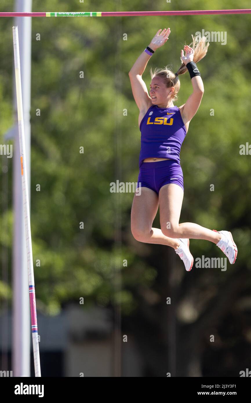 Lisa Gunnarson von LSU gewinnt mit einer Freigabe von (14’ 5 1/2“ / 4,41m), Samstag, 9. April 2022, in Baton Rouge, Louisiana. (Kirk Meche/Image of Sport) Stockfoto