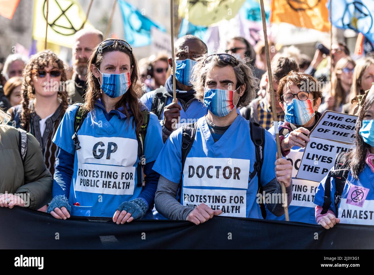 Extinction Rebellion Protestierende starten in London vom 9. April 2022 eine Phase ziviler Störungen. Ärzte vor dem märz mit Schildern zur öffentlichen Gesundheit Stockfoto