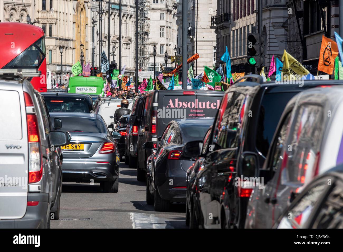 Vom Aussterben blockierter Verkehr Rebellion Demonstranten startenden ab dem 9. April 2022 in London eine Phase ziviler Störungen. Autos stecken in Piccadilly fest Stockfoto