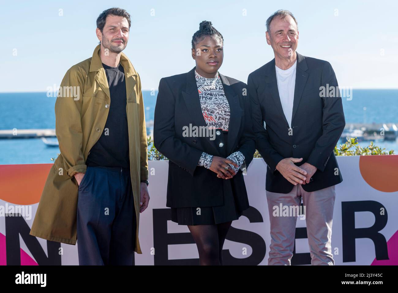 CANNES, FRANKREICH - 05 2022. APRIL, Marc Ruchmann, Chinenye Ezeudu und Anthony Horowitz nehmen an der Fotowand der Kurzfilmjury während des Canneseries Festivals 5. in Cannes, Frankreich, Teil Stockfoto