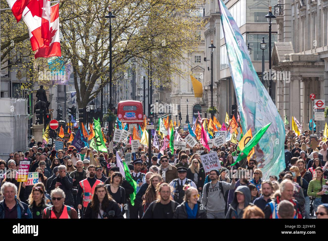 Extinction Rebellion Protestierende startenden in London ab dem 9. April 2022 eine Phase ziviler Störungen. Blockade der Pall Mall, Richtung Trafalgar Square Stockfoto