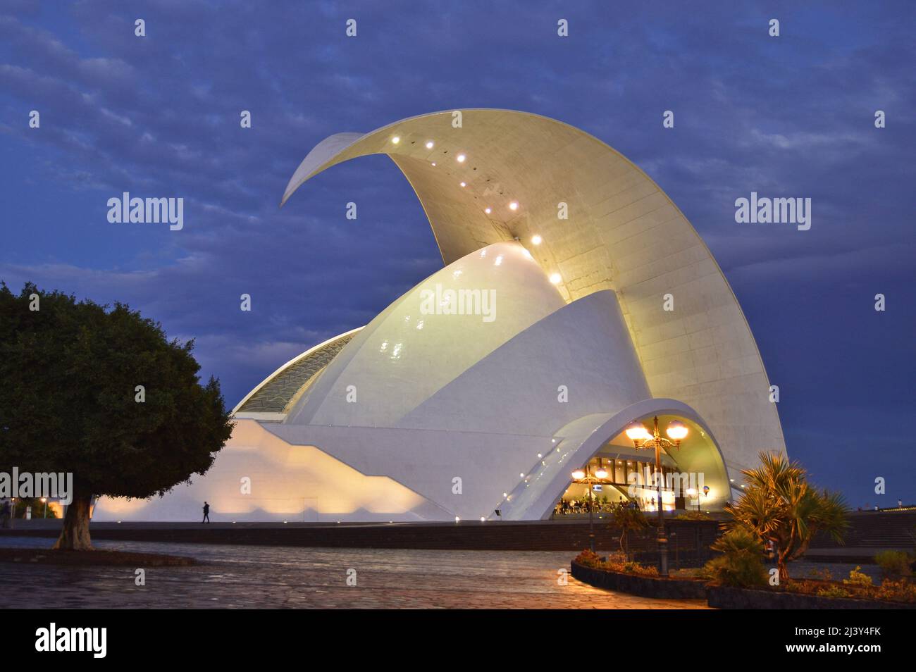 Auditorio de Teneriffa, moderne Wahrzeichen-Architektur beleuchtet in der Nacht in Santa Cruz de Teneriffa Kanarische Inseln. Entworfen von Santiago Calatrava. Stockfoto