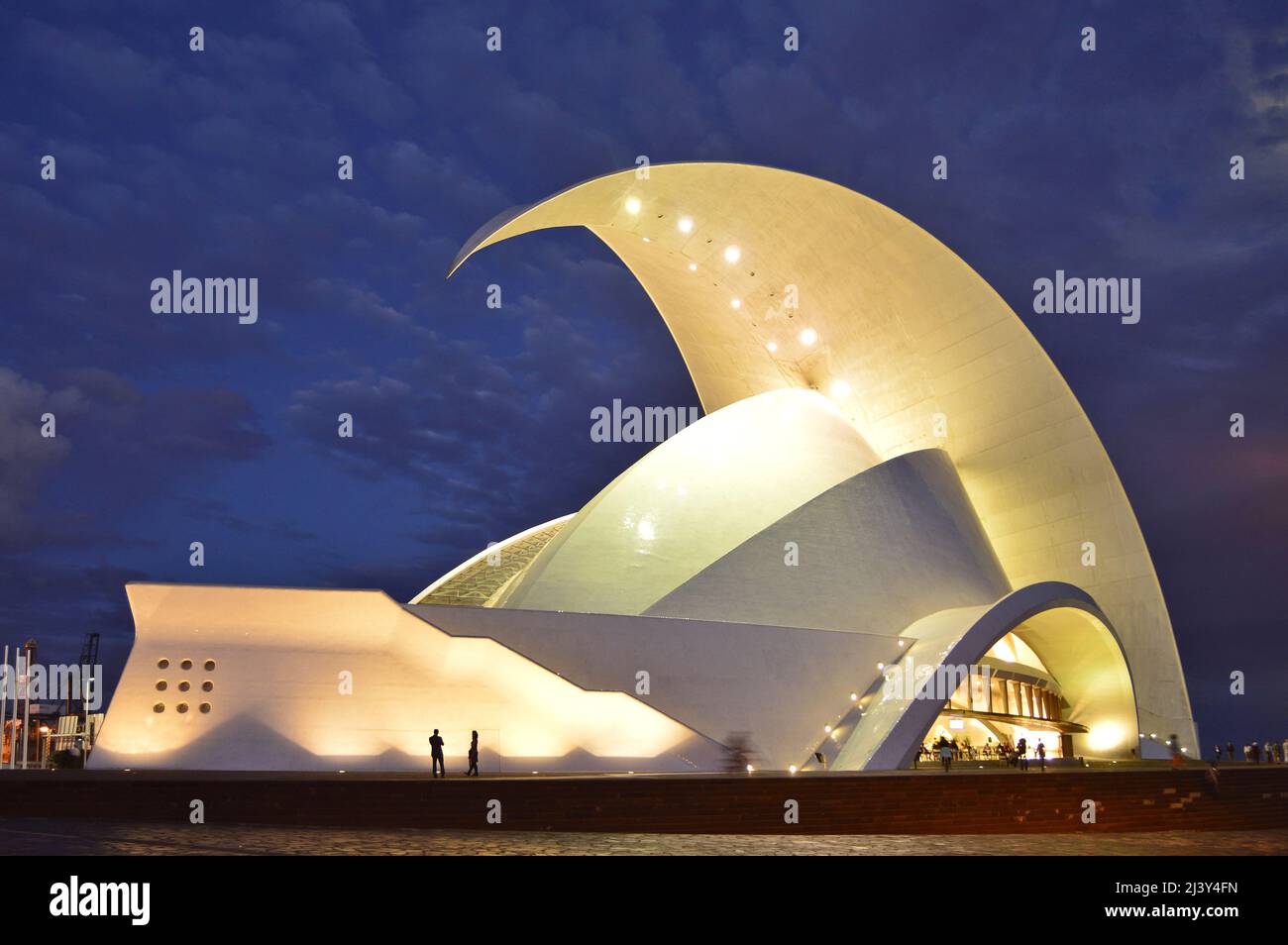 Auditorio de Teneriffa, moderne Wahrzeichen-Architektur beleuchtet in der Nacht in Santa Cruz de Teneriffa Kanarische Inseln. Entworfen von Santiago Calatrava. Stockfoto