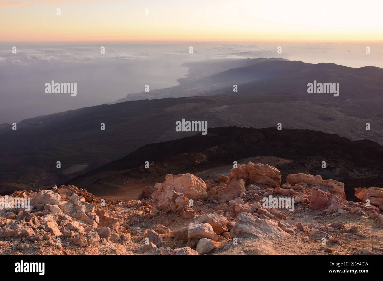 Teneriffa Kanarische Inseln Spanien, Morgenblick vom Gipfel des Teide (3718 m Höhe) in Richtung Nordosten der Insel. Stockfoto