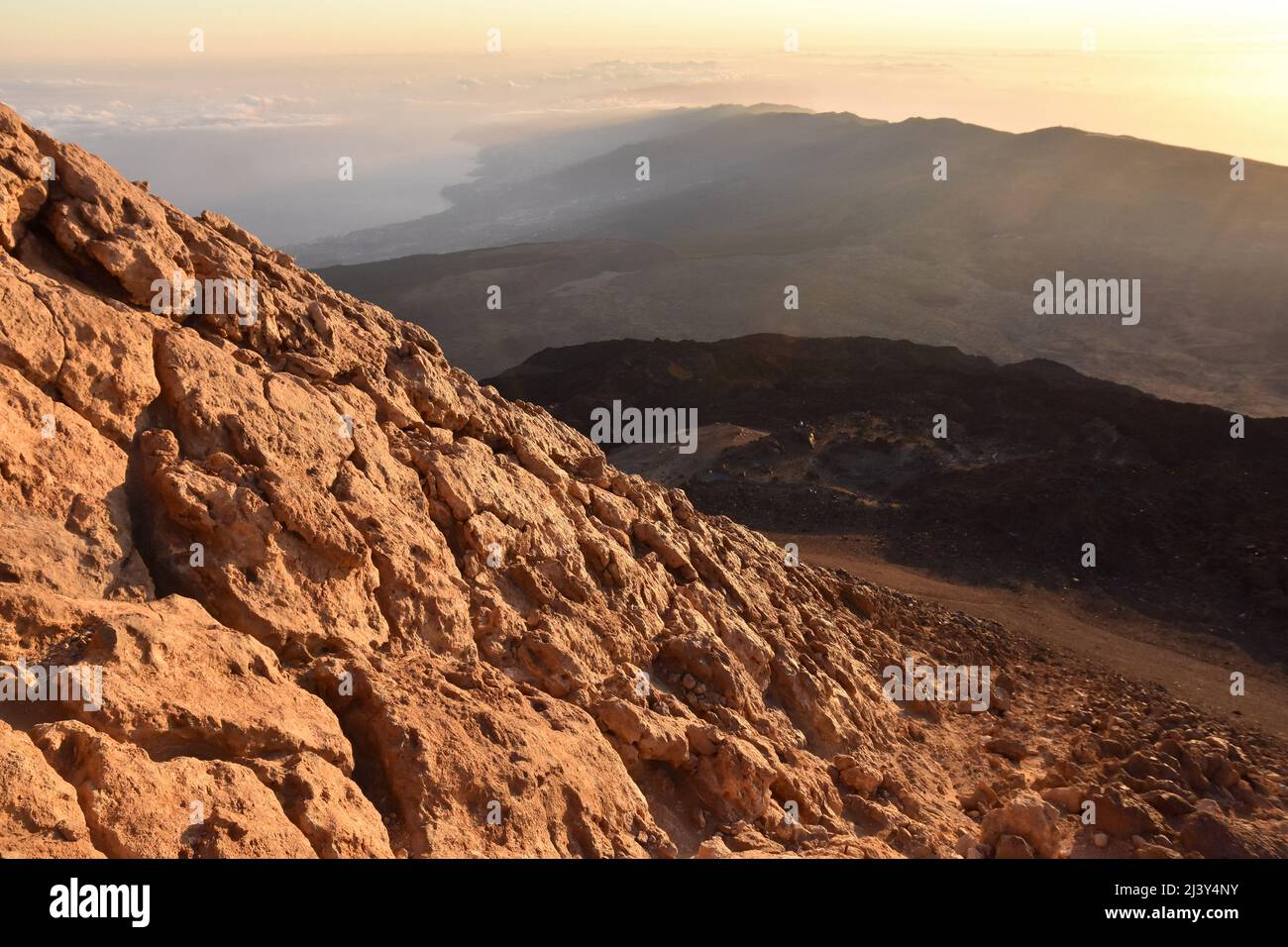 Teneriffa Kanarische Inseln Spanien, Morgenblick vom Gipfel des Teide (3718 m Höhe) in Richtung Nordosten der Insel. Stockfoto