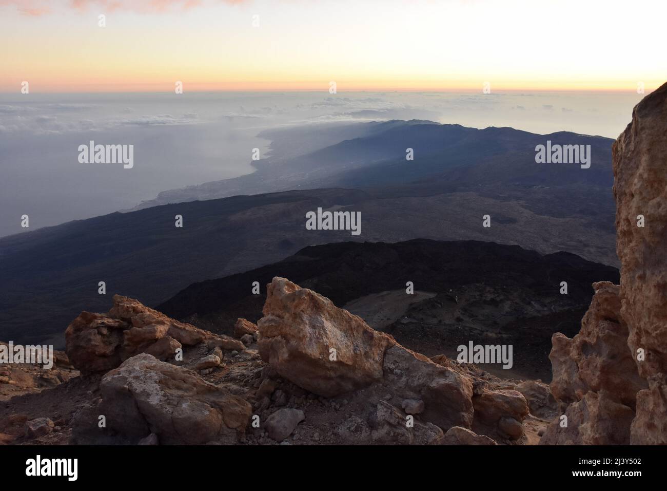 Teneriffa Kanarische Inseln Spanien, Morgenblick vom Gipfel des Teide (3718 m Höhe) in Richtung Nordosten der Insel. Stockfoto