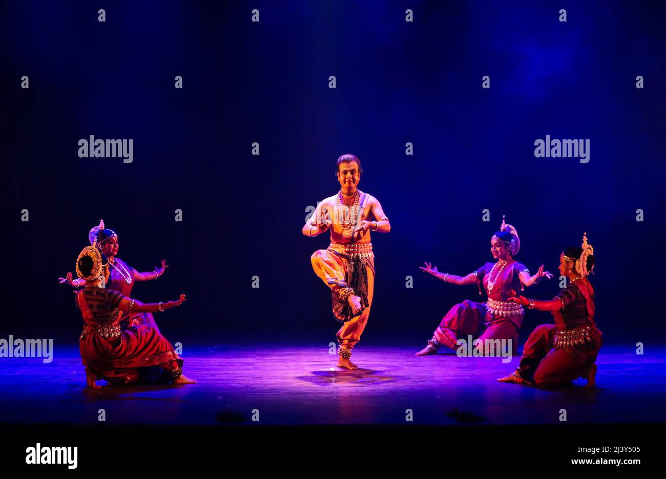 Kalkutta, Indien. 10. April 2022. Das Tanzrecital von einer Gruppe von Tänzern war Guru Bramha eine Anrufung zum trinity god und wurde von Rajib Bhattacharyya und seinem gesamten Team vorgeführt. (Foto: Anubrata Mondal/Pacific Press) Quelle: Pacific Press Media Production Corp./Alamy Live News Stockfoto