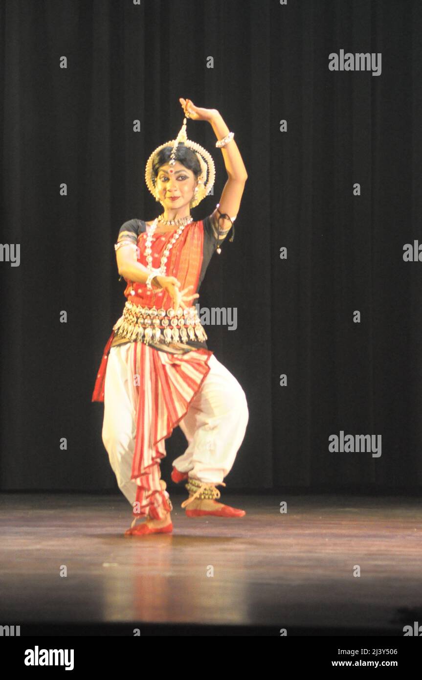 Kalkutta, Indien. 10. April 2022. Das Tanzrecital Yugmadanda Pallavi Guru Bramha, von einer Gruppe von Tänzern, war eine Anrufung des trinitätsgottes und wurde von Rajib Bhattacharyya und seinem gesamten Team vorgeführt. (Foto: Anubrata Mondal/Pacific Press) Quelle: Pacific Press Media Production Corp./Alamy Live News Stockfoto