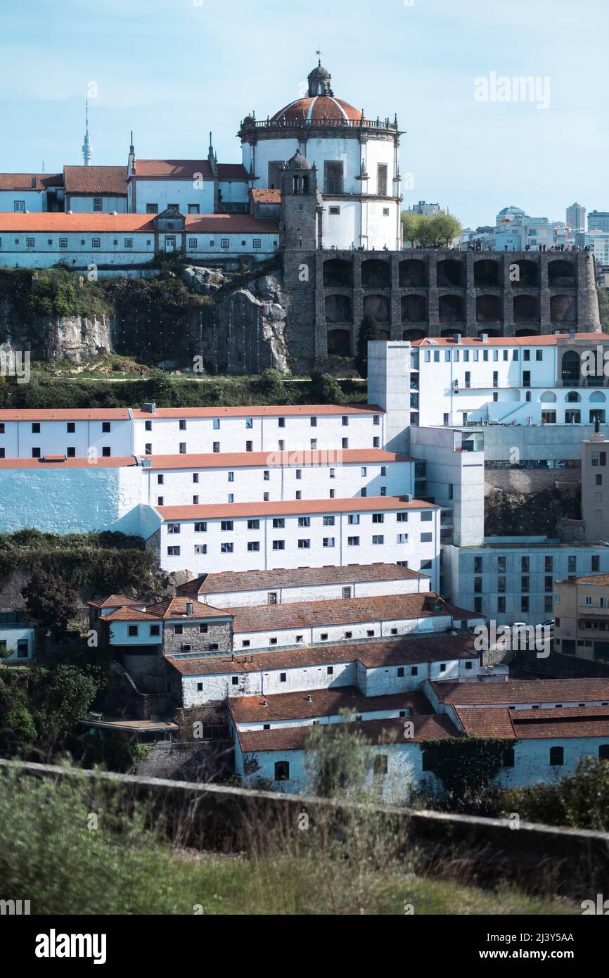 Sehen Sie die Flussküste von Vila Nova de Gaia vom historischen Zentrum von Porto, Portugal. Stockfoto