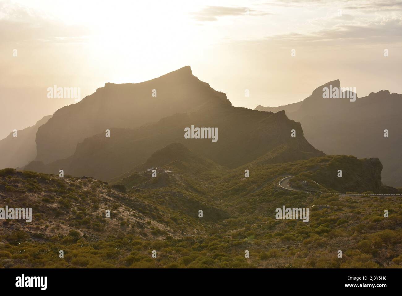 Sonne hinter vulkanischen Gipfeln der Teno Massiv (den Berg Macizo de Teno) im Nordwesten von Teneriffa Kanarische Inseln Spanien. Stockfoto