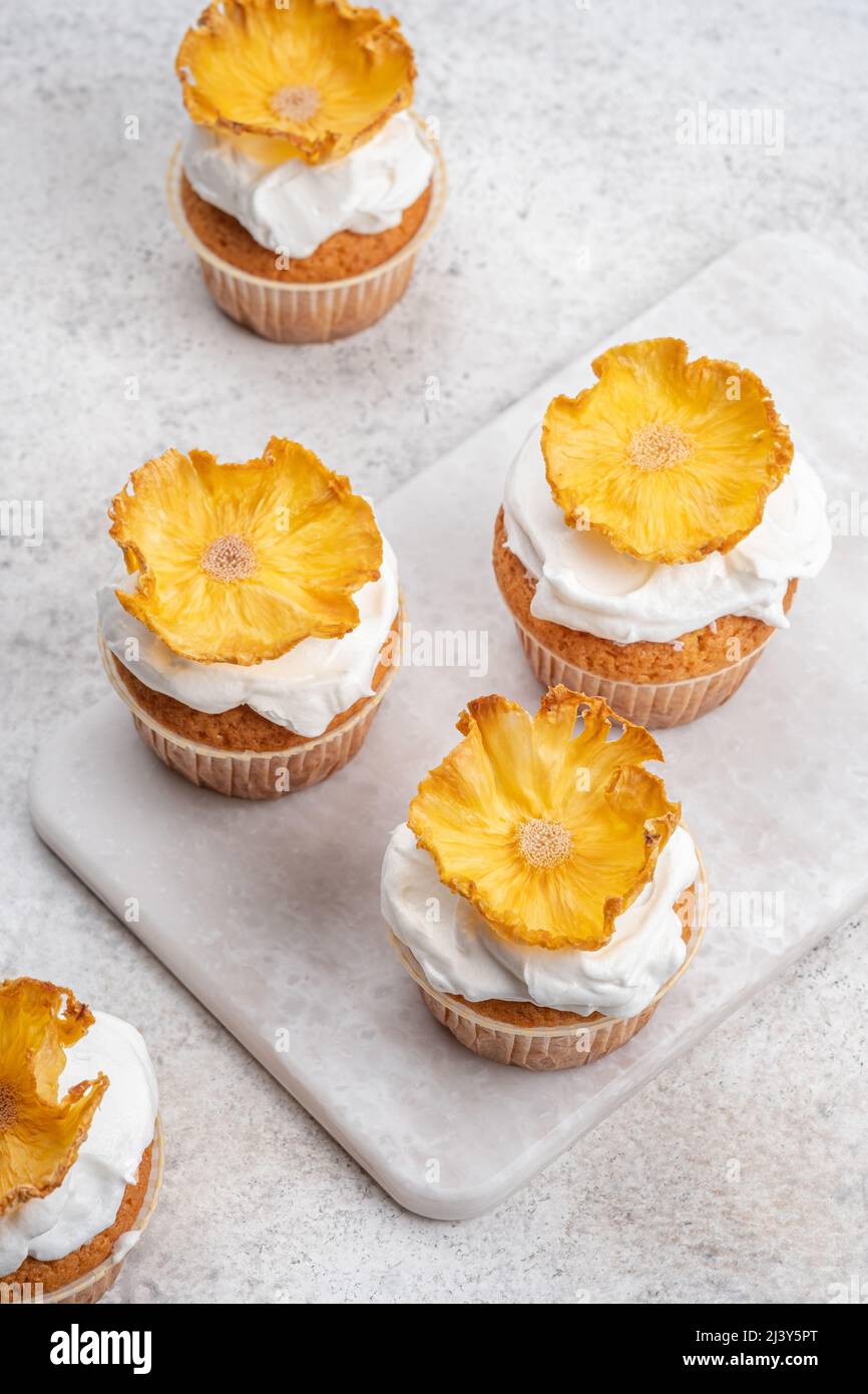 Cupcakes mit getrockneten Ananasblüten Stockfoto