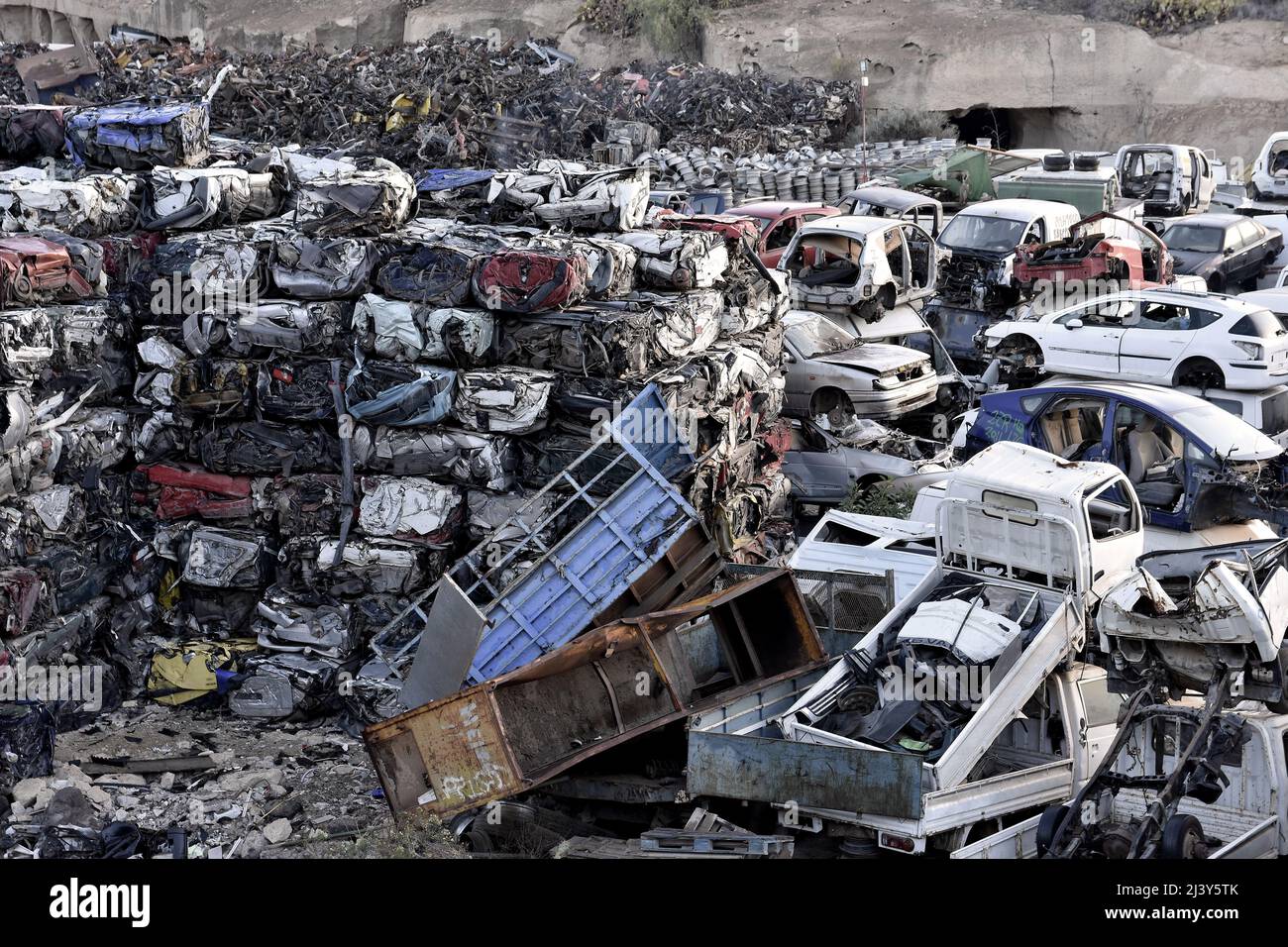 Abgerissen Autowracks aufgetürmt in Schrottplatz, bevor sie zerkleinert, Teneriffa, Kanarische Inseln, Spanien. Stockfoto