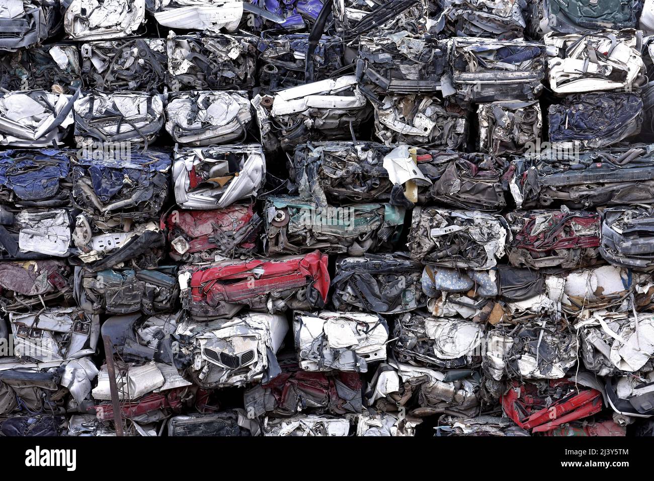 Abgerissen Autowracks aufgetürmt in Schrottplatz, bevor sie zerkleinert, Teneriffa, Kanarische Inseln, Spanien. Stockfoto