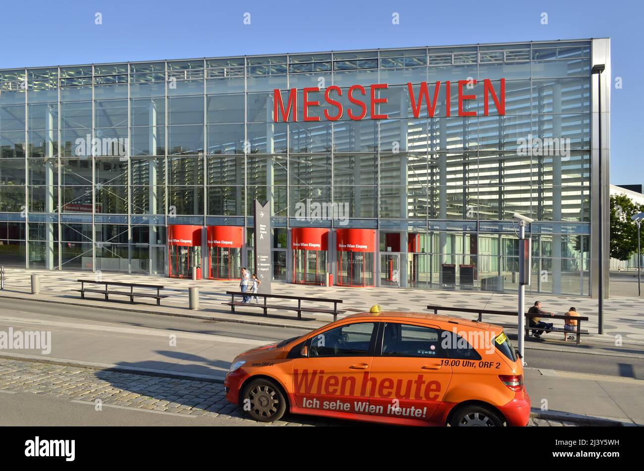 Messe Wien - Ausstellungs- und Kongresszentrum, Taxi vor dem modernen glasverkleideten Veranstaltungsort im Wiener Bezirk Leopoldstadt. Stockfoto